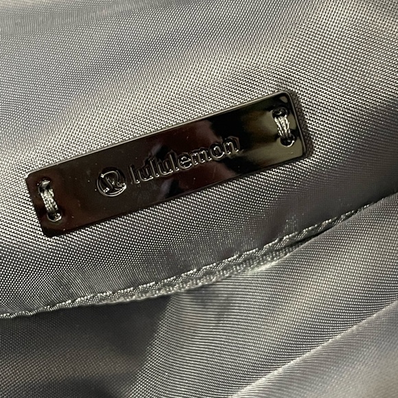 Lululemon All Night Festival Bag Vol 10L (Large) in Green - Picture 8 of 13